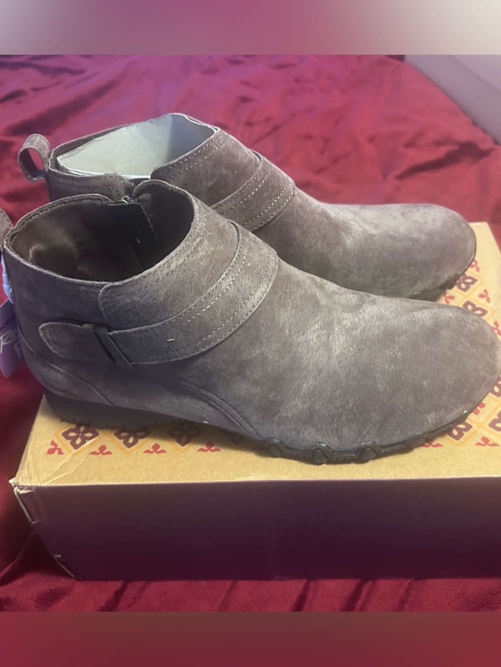 TNA Men's Suede Chukka Boots in Gray